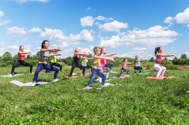 Grup egzersiz ve ağız kavgası yapıyor kadın 