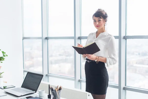 Bela escriturária feminina de pé no cargo — Fotografia de Stock