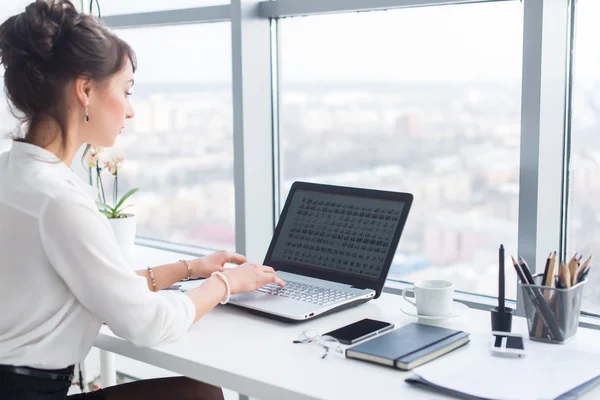 Junge Geschäftsfrau arbeitet im Büro — Stockfoto