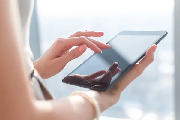 Female hands working with tablet — Stock Photo, Image