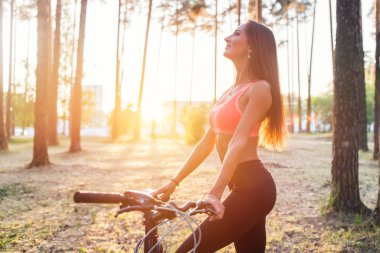 Bisiklet ile duran uygun kadın 