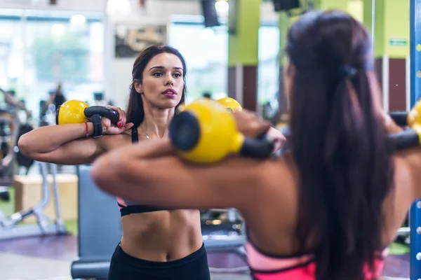 Mulher fitness fazendo exercício — Fotografia de Stock