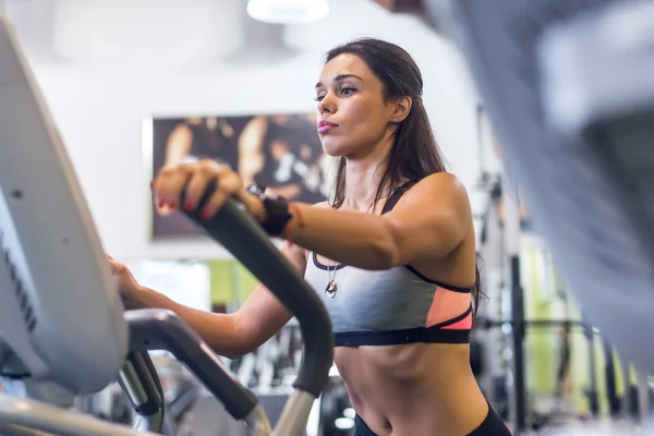 Fit mulher fazendo cardio — Fotografia de Stock