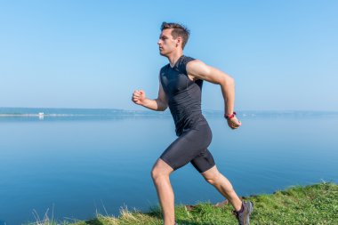 Kardiyo egzersizi yapan uygun erkek