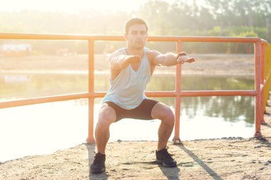 Uygun adam glutes çalışma