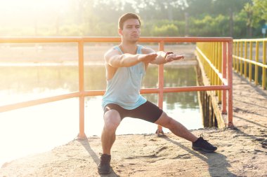 Bacaklar yukarı ısınma fitness adam atlet