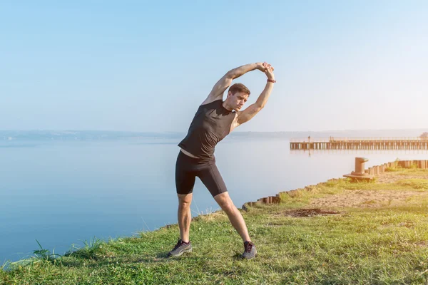 Fitter Mann dehnt sich — Stockfoto