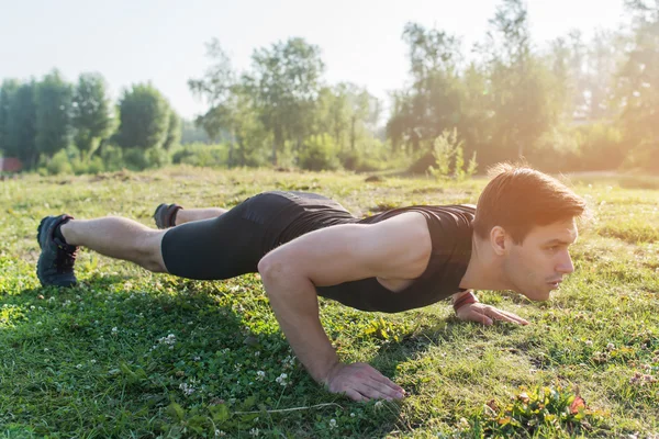 Liegestütze kaukasischer Athlet Fitness-Mann beim Training — Stockfoto