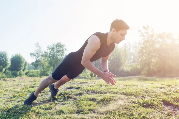 Fitnessmann macht klatschende Liegestütze — Stockfoto