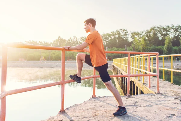 Fitness homme étirant ses muscles de la jambe — Photo