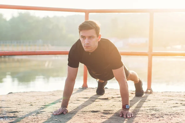 Ajustement homme faire échauffement exercice — Photo