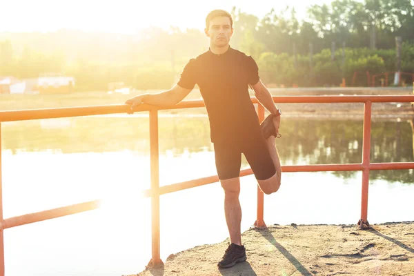 Preparación de hombre joven adecuado para hacer ejercicio — Foto de Stock