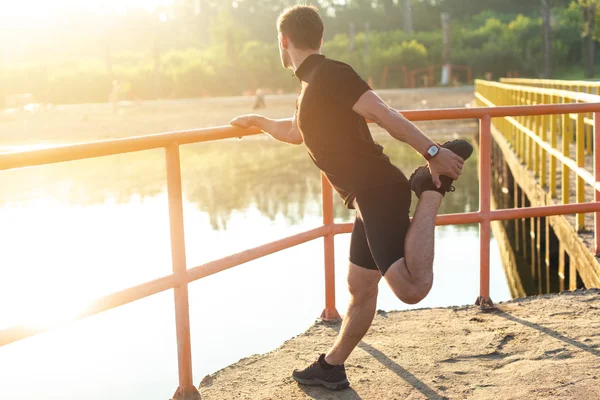 Hombre de fitness estiramiento —  Fotos de Stock