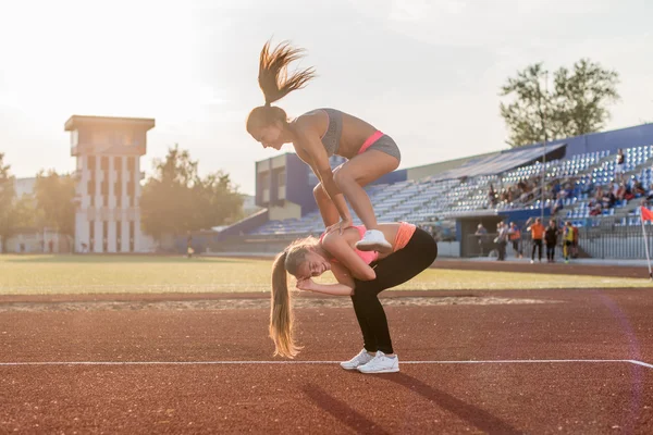 Passa kvinnor på stadion — Stockfoto