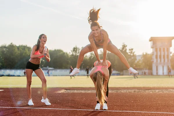 Passa kvinnor på stadion — Stockfoto