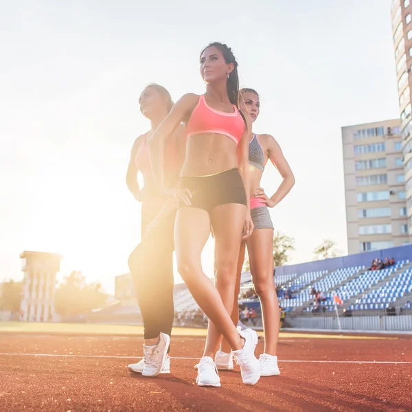 Grupp av fit unga idrottskvinnor — Stockfoto