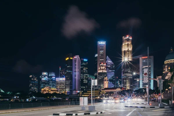 SINGAPORE - 26 de fevereiro de 2019: Vista noturna da cidade, distrito de negócios — Fotografia de Stock