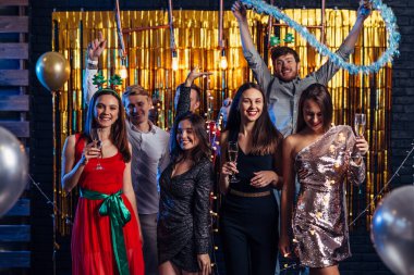 Bir grup arkadaş yeni yılı, Noel partisini kutluyor..