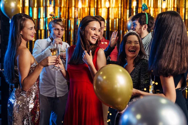 Ano Novo. Grupo de pessoas comemorando a festa de Natal. — Fotografia de Stock