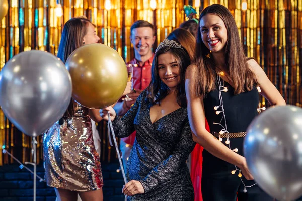 Groep vrienden vieren met vuurwerk en glazen genieten van kerstfeest — Stockfoto