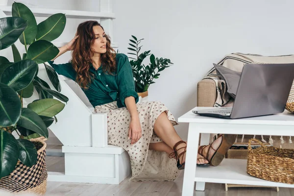 Retrato de mujer joven mirando la pantalla del ordenador portátil — Foto de Stock