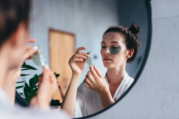 Cuidado facial matutino para mujer, bajo parches para los ojos —  Fotos de Stock