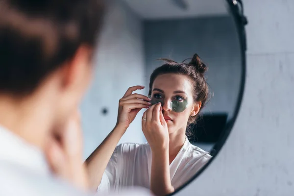 Cuidado da pele facial contra rugas e olheiras sob os olhos — Fotografia de Stock