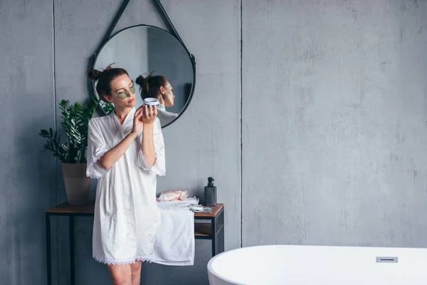 Frau hält ein Glas mit Augenklappen und liest, wie man es benutzt — Stockfoto