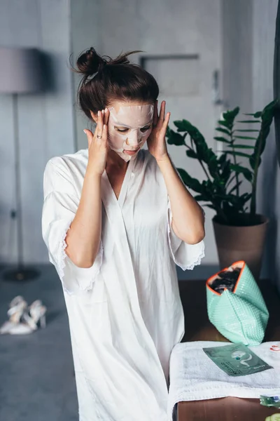 Banyoda yüzünde maske olan genç bir kadın. — Stok fotoğraf