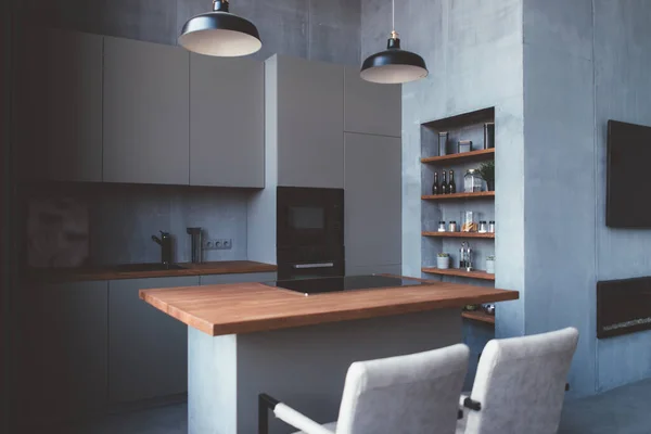 Diseño interior de cocina moderna con muebles y mesa. — Foto de Stock