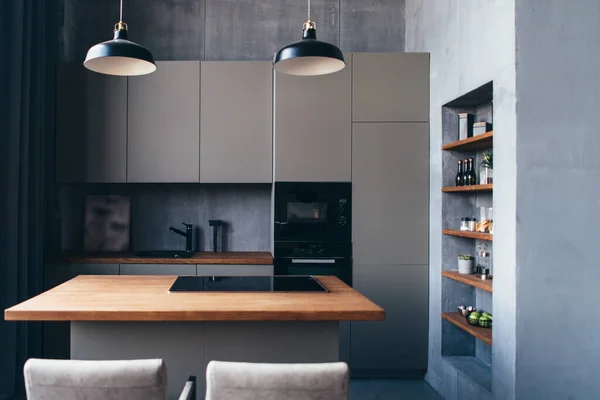 Cocina moderna con mesa y encimera empotrada. — Foto de Stock