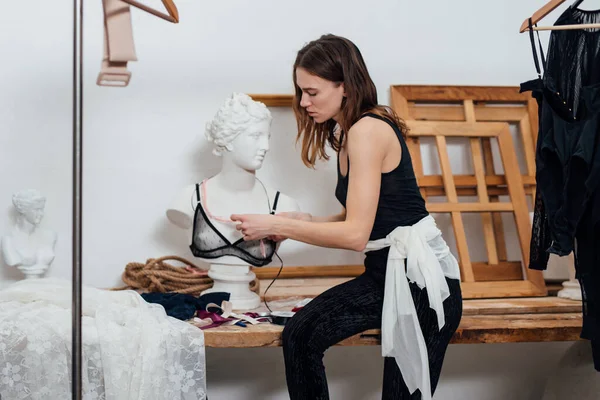 Kvinna modedesigner försöker på en behå på en skyltdocka — Stockfoto