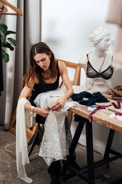 Kvinnliga underkläder designer arbetar i sin verkstad. — Stockfoto