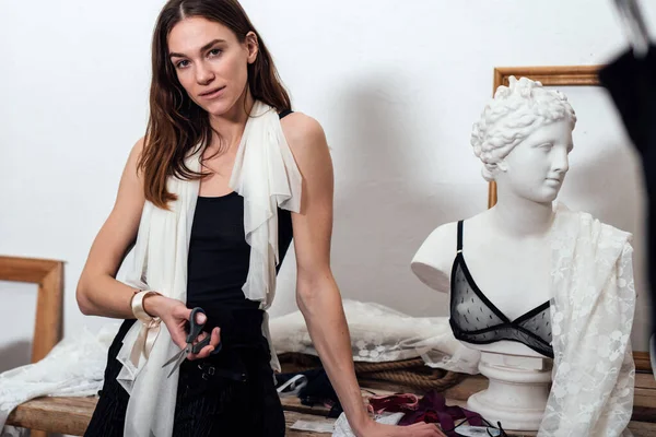 Portret van een vrouwelijke modeontwerpster in haar atelier — Stockfoto