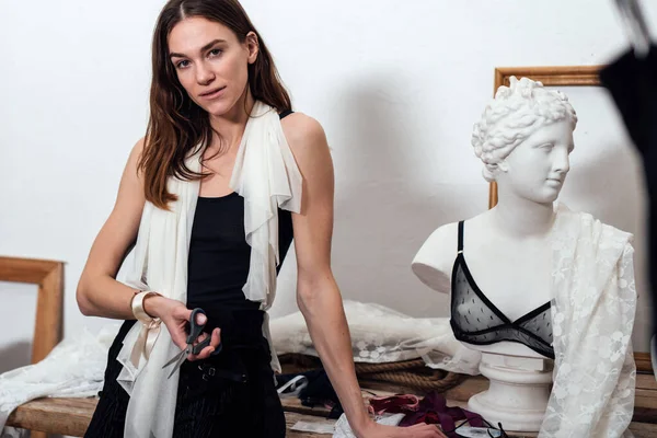 Portrait d'une créatrice de mode dans son atelier — Photo