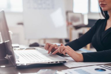 Kadınların elleri dizüstü bilgisayarın klavyesinde.