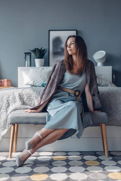 Mulher em casa no quarto sentado no banco de cabeceira. — Fotografia de Stock