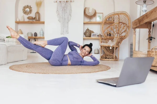 Fitness femme de travail à la maison faire des exercices abdominaux torsions — Photo