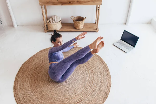 Vrouw doet oefeningen om haar buikspieren te versterken — Stockfoto