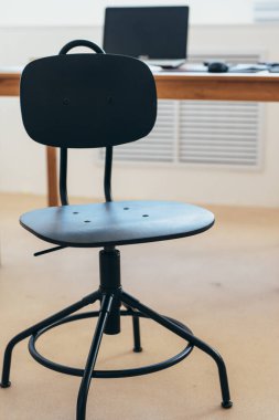 Ofis masası boş pozisyonda. Kimse yok.