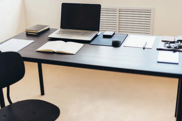 Kancelářský pracovní stůl volná pozice Bez lidí — Stock fotografie