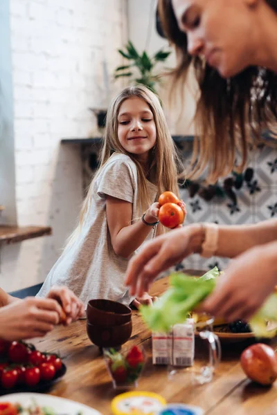 Madre e hija en la mesa de la cocina a punto de comer —  Fotos de Stock