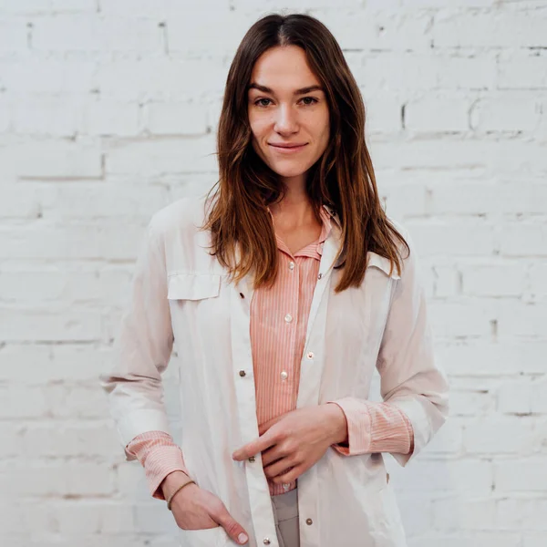 Retrato de una joven doctora vestida con un vestido — Foto de Stock