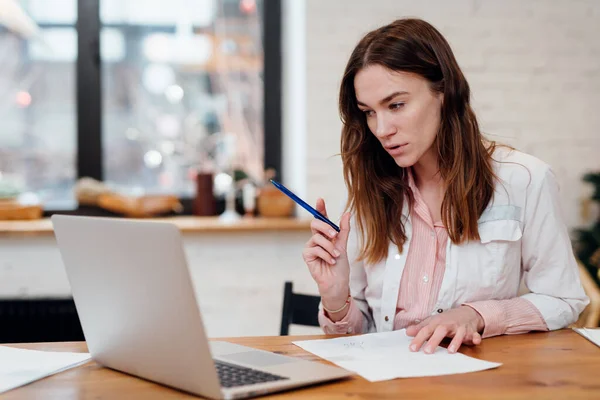 Female doctor has an online appointment sitting at her desk in front of her laptop — Stock Photo, Image