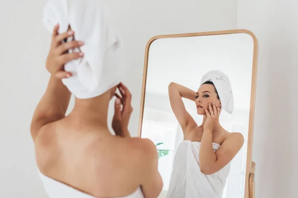 Жінка стоїть перед дзеркалом після ванни — стокове фото