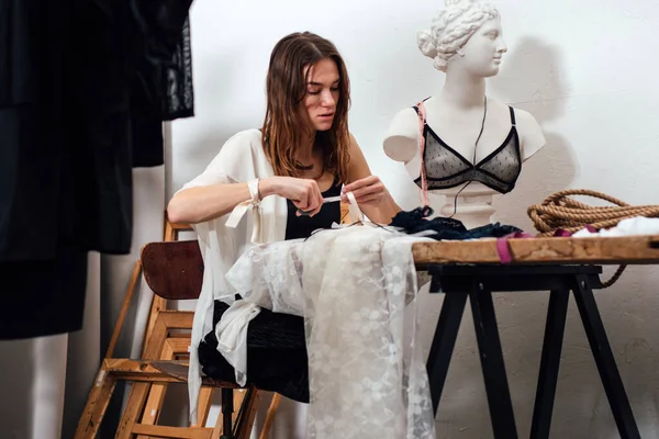 Žena spodní prádlo návrhářka pracuje ve svém studiu — Stock fotografie