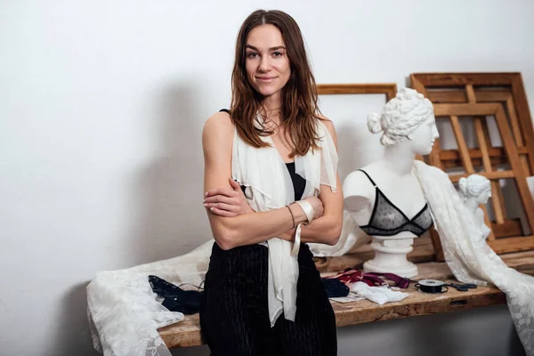 Mujer diseñadora de lencería en su taller en su escritorio — Foto de Stock