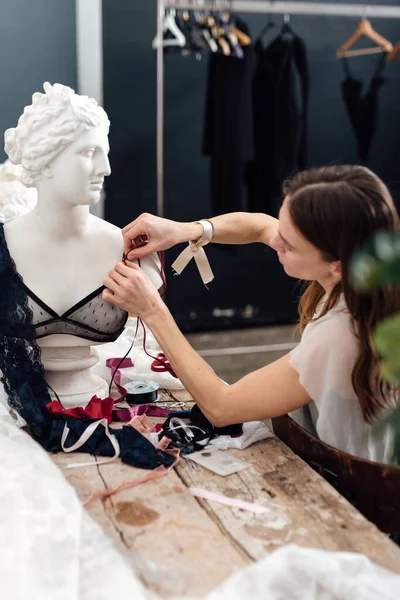 Diseñadora de lencería femenina trabajando en un sujetador —  Fotos de Stock