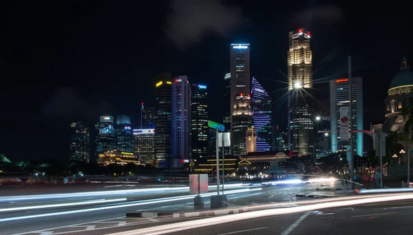 СИНГАПУР - 26 февраля 2019 года: Ночной вид на город, деловой район — стоковое фото
