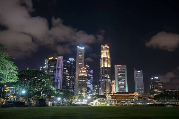 SINGAPOUR - 26 février 2019 : Vue de nuit sur la ville, quartier des affaires — Photo